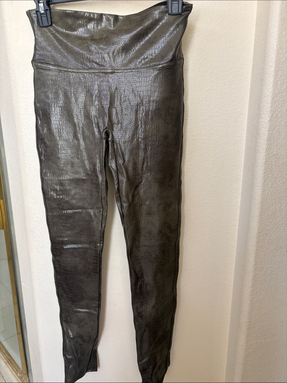 SPANX Grey Embossed Croco Faux Leather Leggings Size M Worn Once